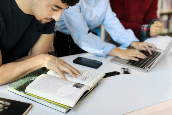 Studenter tar del av information med hjälp av både böcker och digitala verktyg som kan baseras på AI.